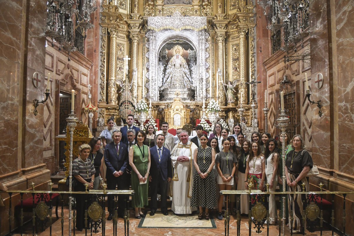 Hdad_Macarena's tweet photo. 🟣🟢 NUEVOS HERMANOS | En la tarde del pasado sábado 30, festividad de San Fernando, la Basílica de la Macarena fue testigo  del acto de recepción y jura de Reglas de un numeroso grupo de nuevos hermanos y de aquellos que han cumplido los 14 años. A las 19:00 de la tarde, y tras ser recibidos por el Hermano Mayor y oficiales de la Junta de Gobierno en la Casa Hermandad, comenzó el acto en la nave basilical. El Secretario de Nuestra Señora de la Esperanza procedió a la lectura de la fórmula de Juramento que todos los hermanos acataron para, posteriormente, ser bendecidas sus medallas por el Rector de la Basílica y Director Espiritual de la Hermandad y colocada por nuestro Hermano Mayor.

Elevamos oraciones a la Santísima Virgen de la Esperanza y damos gracias para que este nuevo grupo de hermanos macarenos vivan y disfruten intensamente de todo cuanto la Hermandad les ofrece.

📸 @andres__vf