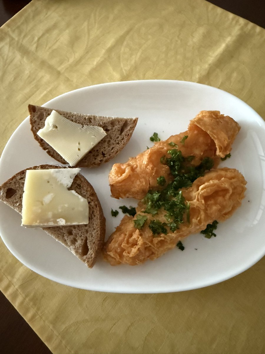 nihonbasi's tweet photo. ヤギのチーズとウシのハードチーズ https://t.co/N0i1TTixUb
