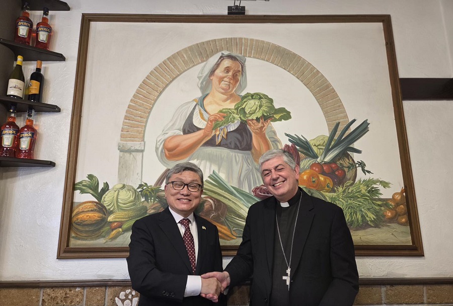 HsKemb's tweet photo. L'ambasciatore Shin Hyung-sik incontra a pranzo l'Arcivescovo Gaspari, nunzio apostolico in Corea. https://t.co/BJP3kTPE4w