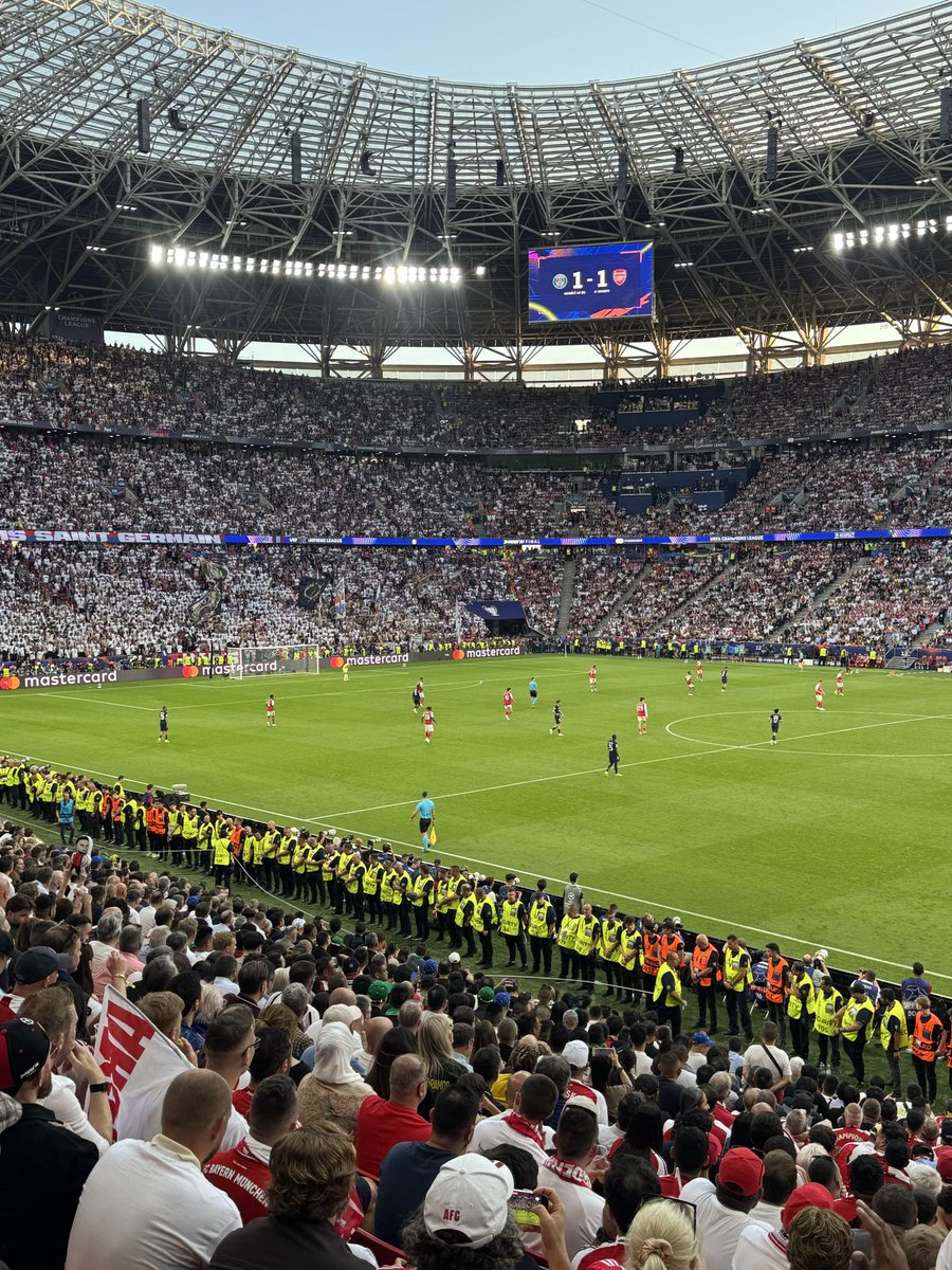 rufus_v2's tweet photo. Touch down after a very special 48 hours in Budapest. 

🎵 But it’s just the price I pay, destiny is calling me 🔴⚪️

Time to get saving. See you in Madrid @Arsenal https://t.co/jofNXF0wXP