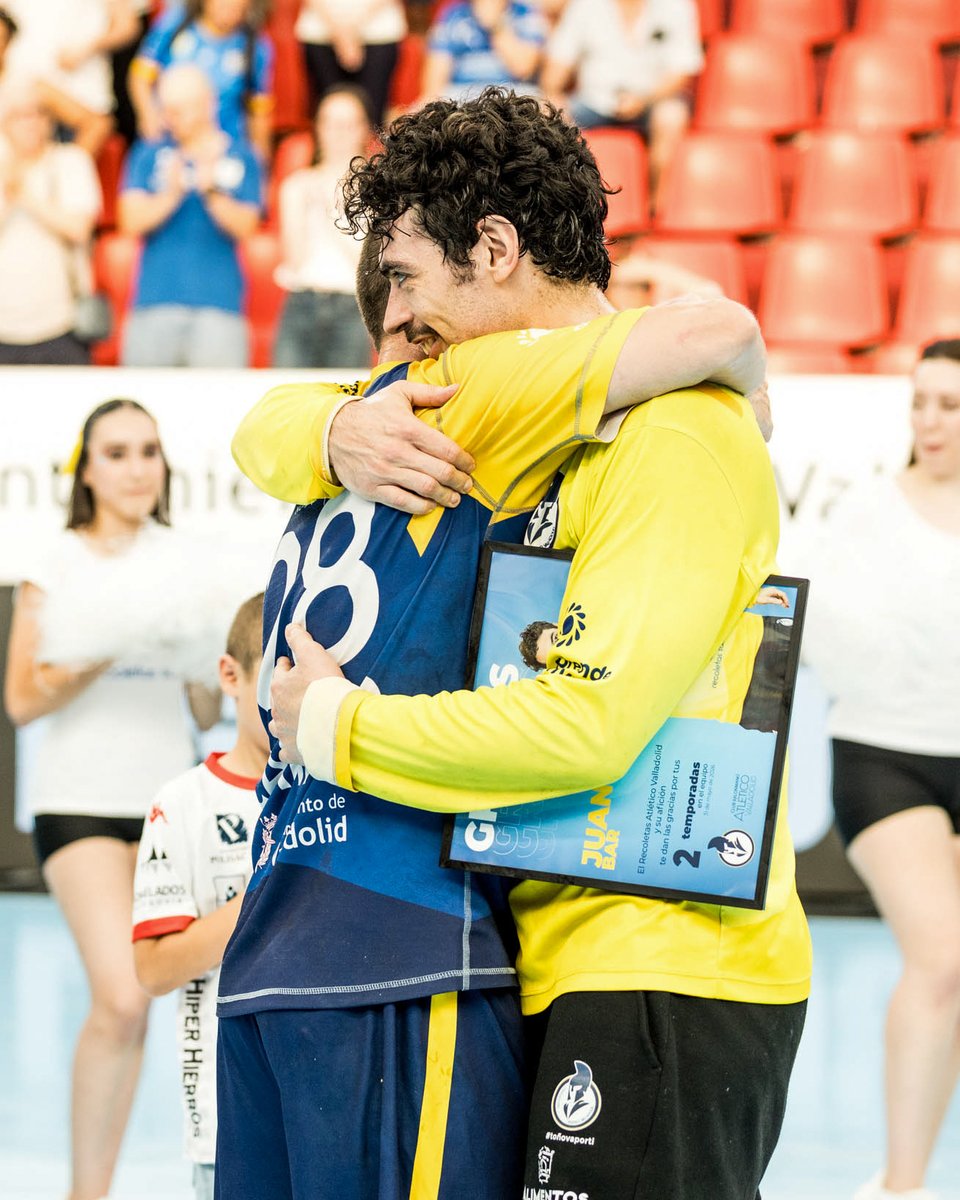 ASOBAL's tweet photo. 🫡 ¡El último baile de Miguel Camino bajo los focos del #HuertaDelRey y de la Liga @NexusEnergia ASOBAL!

👏 El 2⃣8⃣ de los #GladiadoresAzules se despide de las pistas como leyenda de su @atlvalladolid y del sello @ASOBAL, poniendo fin a un #Camino excepcional

🫂 El club vallisoletano rindió homenaje a uno de los jugadores más importantes de su historia ante la atenta mirada y la emoción de toda la #ComunidadASOBAL

📸 Alejandro Nieto