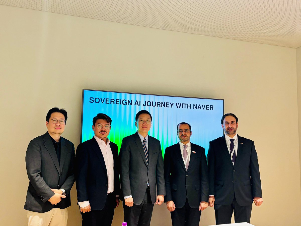 oman_seoul's tweet photo. زار سعادة السفير الدكتور زكريا بن حمد السعدي رئيس البعثة  شركة Naver  أحد أهم شركات التكنولوجيا الرقمية في كوريا والتقى  بالمسؤولين بالشركة وتم وبحث فرص التعاون المشترك بين الجانبين، وأطلع سعادة السفير على أقسام الشركة وأحدث التكنولوجيا والتقنيات المستخدمة. https://t.co/CTm3PAQNVX