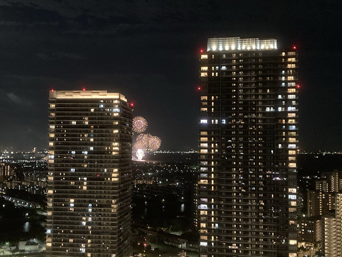 woody_makuhari's tweet photo. いなげの浜の花火大会、我が家からはこんな感じでした。。もう少し検見川の浜寄りの打ち上げを希望！

クロスタワー南向き、花火大会は全部見れますが、なかなかど正面にはなりませんー？

#幕張ベイパーク #baypark #三井不動産 #三菱地所 #海浜幕張 #タワーマンション #千葉市 https://t.co/QLOIK1a39h