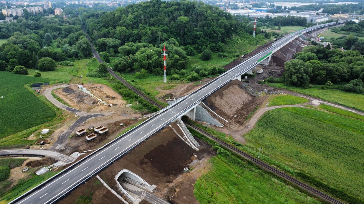 MatlRadek's tweet photo. ŘSD dnes ráno zprovoznilo další část obchvatu České Lípy na sil. I/9 stavbu “I/9 Dubice - Dolní Libchava”. Na stavbě délky 1,5 km bylo postaveno mj. 6 mostů v délce 543 m, 2 PHS v délce 560 m a skoro 1,5 km dalších komunikací. Obchvat odvede část tranzitní dopravy z města. https://t.co/Hf0W6Wz8mI