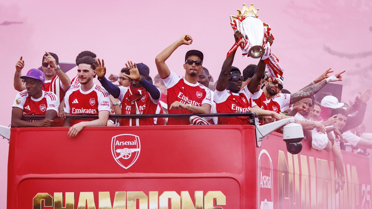 TouchlineX's tweet photo. 🚨 𝗕𝗥𝗘𝗔𝗞𝗜𝗡𝗚: During Arsenal's parade yesterday, a man was stabbed. 

Also, 16 people were arrested during the parade.

— @MailSport https://t.co/6o2k5CB99x