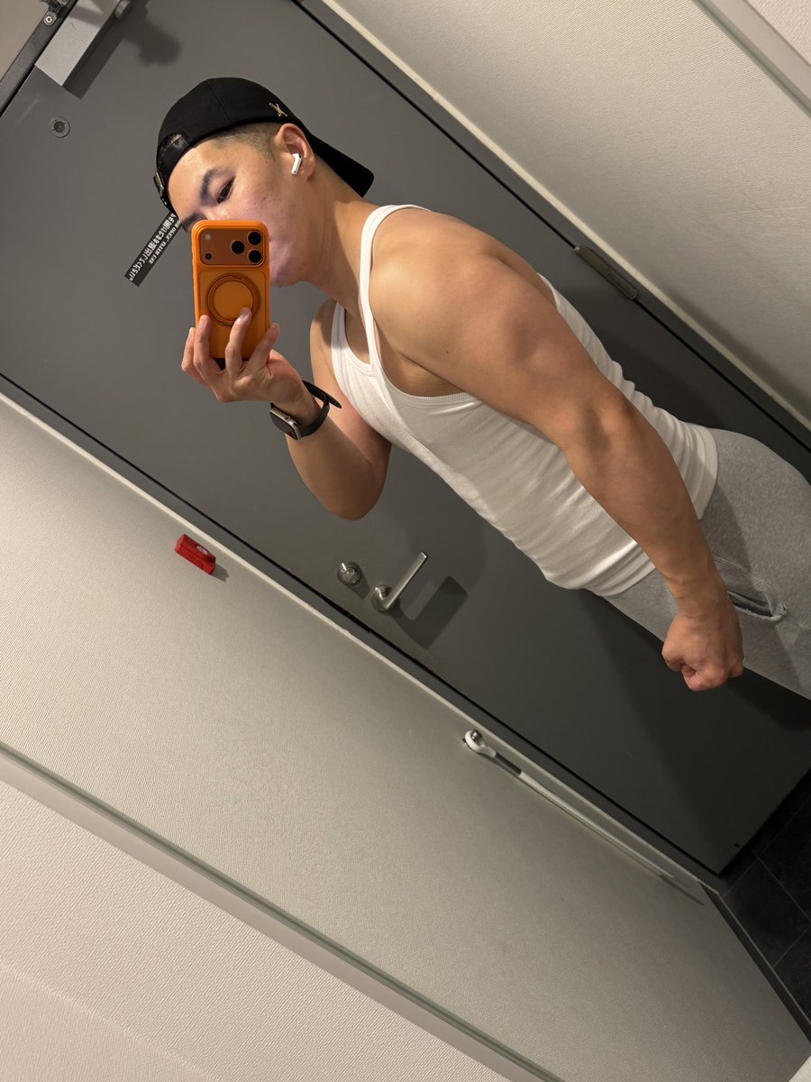 akisong's tweet photo. 最近はジムの後に自分の現在の
写真を撮るようにしてる。
肩と腕トレしたけど
少し身体整ってきてる気がする。
どーかな？？ https://t.co/MP1h6XUKWs