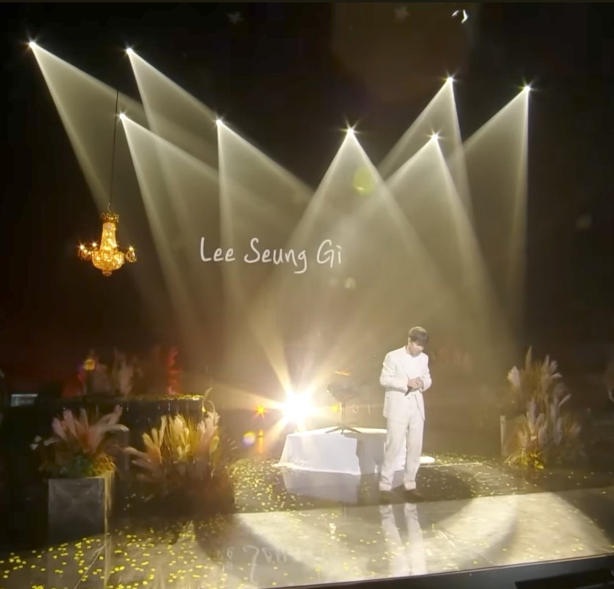 just4lsg's tweet photo. The Emperor and Ballad Prince,  #LeeSeungi🔥🔥🔥
I just noticed that the lights were designed as a crown.❤️ https://t.co/2HSXVjMgAS