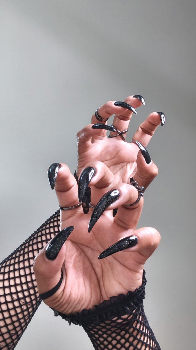 longnailspage's tweet photo. Black glitter claws of @fernandasrm83 

#blacknails #blackglitternails #stilettonails #stilletonails #stillettonails https://t.co/YLSik1aOeI