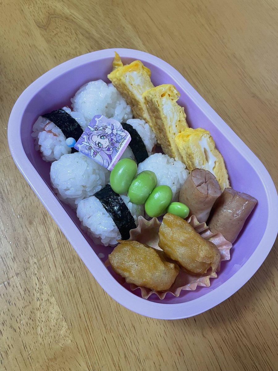 bee_00006's tweet photo. はぁ！このアカウント久々！
お嬢は4月から幼稚園に入園しまして
元気に過ごしています〜
本日園より緊急要請〜〜
仕事抜け出し必死に1時間半かけて
合流したら口の中血まみれ
次出血したら縫われます😭
そして永久歯じゃなくて良かった！！！！！！！！！
🩸📷はやばいので幼稚園弁当貼っときます https://t.co/lpDq42er8v