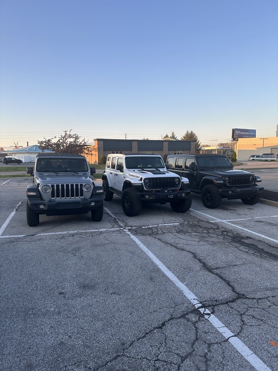 Crobb88's tweet photo. @VlXXlN You can’t go wrong with Jeeps on a beach! https://t.co/9isaYLLkpy