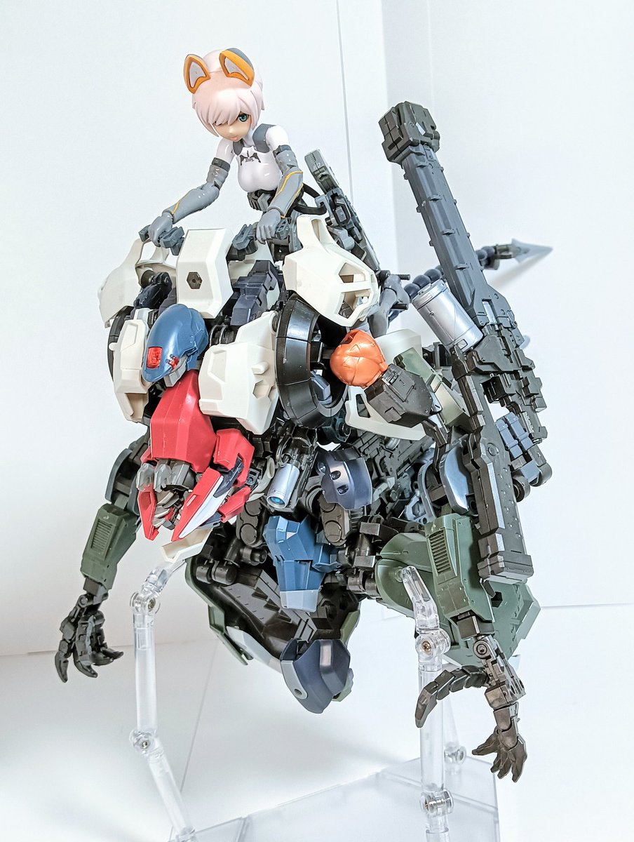 fuminorimaru01's tweet photo. #帯刀重工廠整備録
#ヘキサギア

先日仕入れたプラズマアームズで［アルハザード］改修！

機体下部のレーザーキャノンはごっそり入れ替え、左腕にショットガンを追加。アクトナックルがグリップに通らなかったので無理矢理外付けしてますが…この方がジャンクの寄せ集め感が出て良いかも？ https://t.co/RRWnAyKGFq