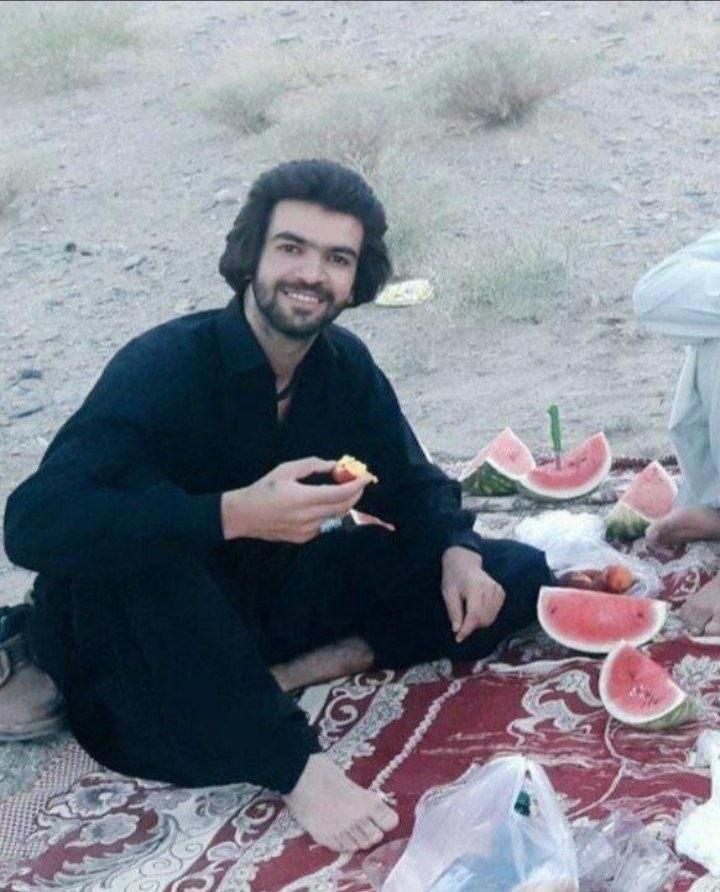 ZTahwry's tweet photo. برای خدانور با آن اسم زیبایش.
"در خاطرم همچنان میرقصی، حتی با دستان بسته" https://t.co/AkS6ffvGRn