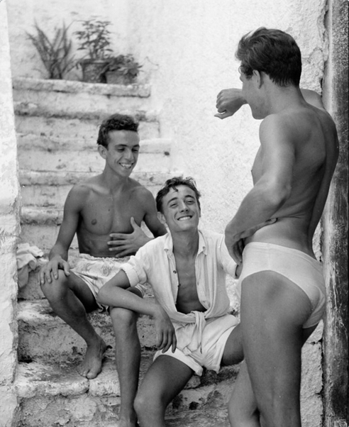 boisdulac_'s tweet photo. Ragazzi - so cosa stai cercando, Spadino ...

Photographer: Herbert List / Max Scheler talking to some young men from Forio, Island of Ischia, Italy, 1952 https://t.co/mADCESuriB