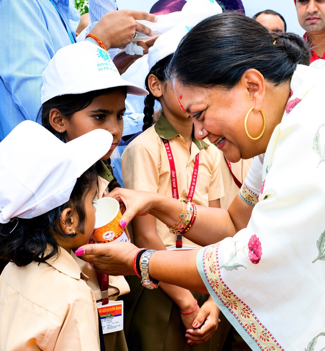 VasundharaBJP's tweet photo. विश्व दुग्ध दिवस के अवसर पर सभी दुग्ध उत्पादकों, पशुपालकों, गौसेवकों एवं किसान भाइयों को हार्दिक बधाई एवं शुभकामनाएं।

दूध पोषण, स्वास्थ्य और समृद्धि का आधार है। यह न केवल संतुलित आहार का महत्वपूर्ण हिस्सा है, बल्कि ग्रामीण अर्थव्यवस्था को सशक्त बनाने तथा लाखों परिवारों की आजीविका का भी प्रमुख स्रोत है।

आइए, इस अवसर पर दुग्ध उत्पादन से जुड़े मेहनतकश हाथों के योगदान का सम्मान करें और स्वस्थ, पोषित एवं आत्मनिर्भर समाज के निर्माण का संकल्प लें।

#MilkDay