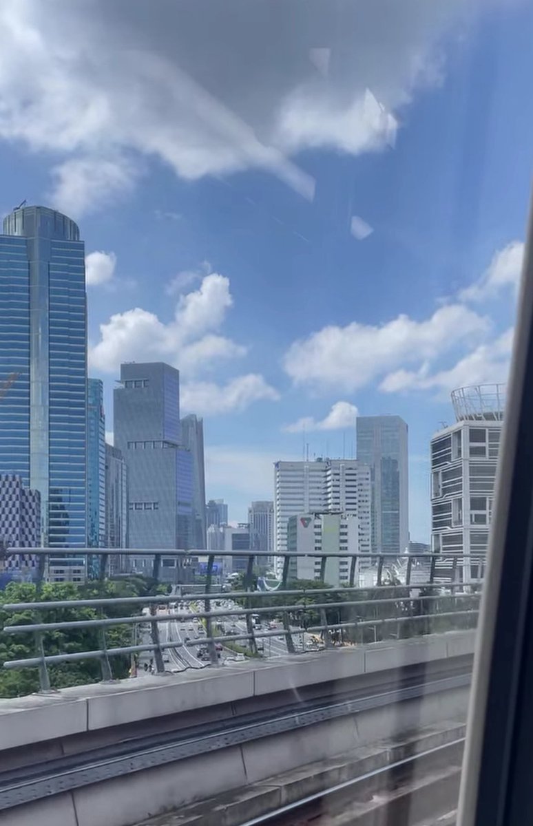 goofnil's tweet photo. naik lrt jg bagus bgt 🥹 https://t.co/v65iTCizsq
