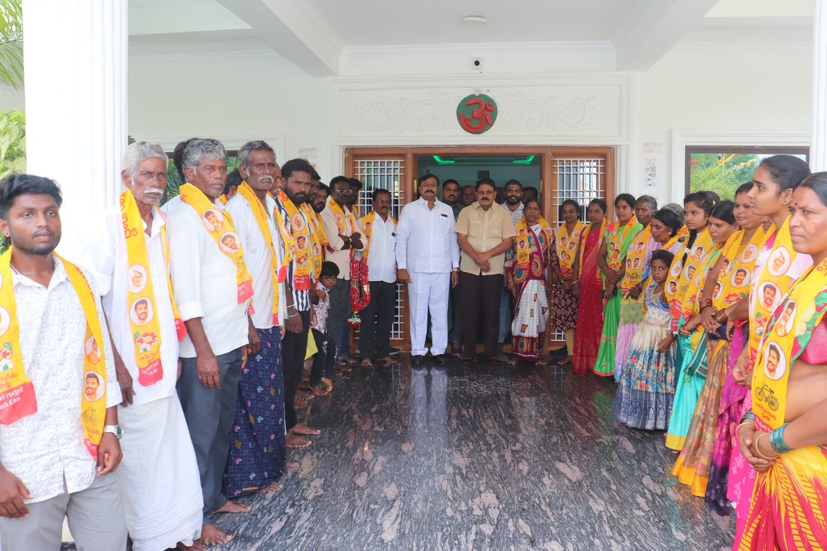 BKP_offical's tweet photo. పుట్టపర్తి నియోజకవర్గం పుట్టపర్తి రూరల్ మండలం బొంతలపల్లి గ్రామ  వైఎస్ఆర్ కాంగ్రెస్ పార్టీ నాయకులకు కండువా వేసి తెలుగుదేశం పార్టీలోకి ఆహ్వానించడం జరిగింది https://t.co/X3JBoYBStD