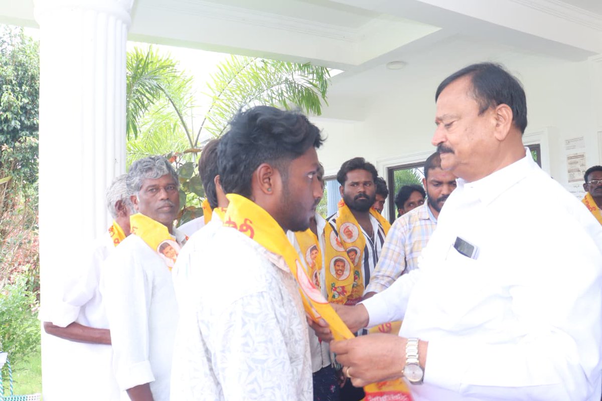 BKP_offical's tweet photo. పుట్టపర్తి నియోజకవర్గం పుట్టపర్తి రూరల్ మండలం బొంతలపల్లి గ్రామ  వైఎస్ఆర్ కాంగ్రెస్ పార్టీ నాయకులకు కండువా వేసి తెలుగుదేశం పార్టీలోకి ఆహ్వానించడం జరిగింది https://t.co/X3JBoYBStD