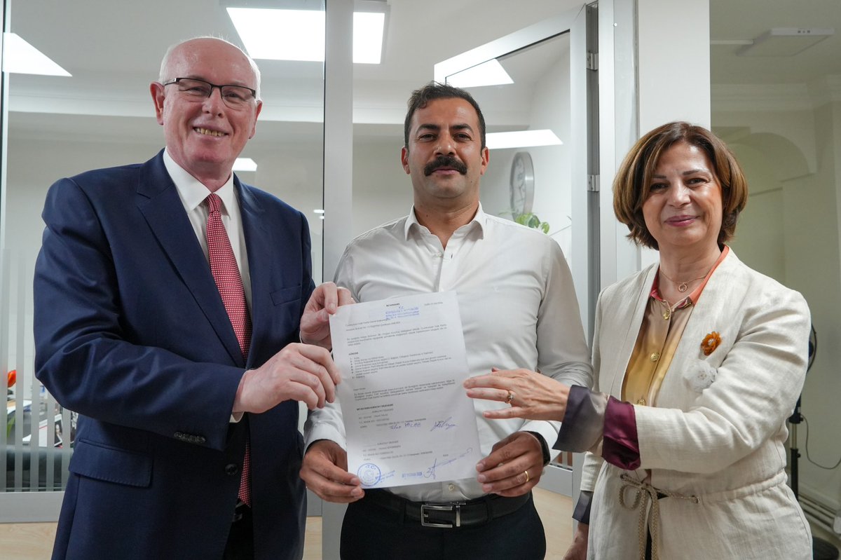 avtalatyalaz's tweet photo. Eskişehir’imizin 38. Olağan Kurultay Delegeleri olarak, partimizin geleceğine sahip çıkmak ve olağanüstü kurultayın bir an önce toplanmasını sağlamak amacıyla imzalarımızı firesiz şekilde verdik.

Delegelerin özgür iradesiyle seçilmiş Genel Başkanımız Özgür Özel öncülüğünde; partimizin örgütlü mücadelesine, demokratik geleneğine ve değişim iradesine kararlılıkla sahip çıkmaya devam edeceğiz.

Cumhuriyet Halk Partisi gücünü örgütünden, üyelerinden ve yurtseverlerden alır. Kararlılıkla mücadelemize devam edeceğiz!

@herkesicinCHP @eczozgurozel #ÖzgürÖzel