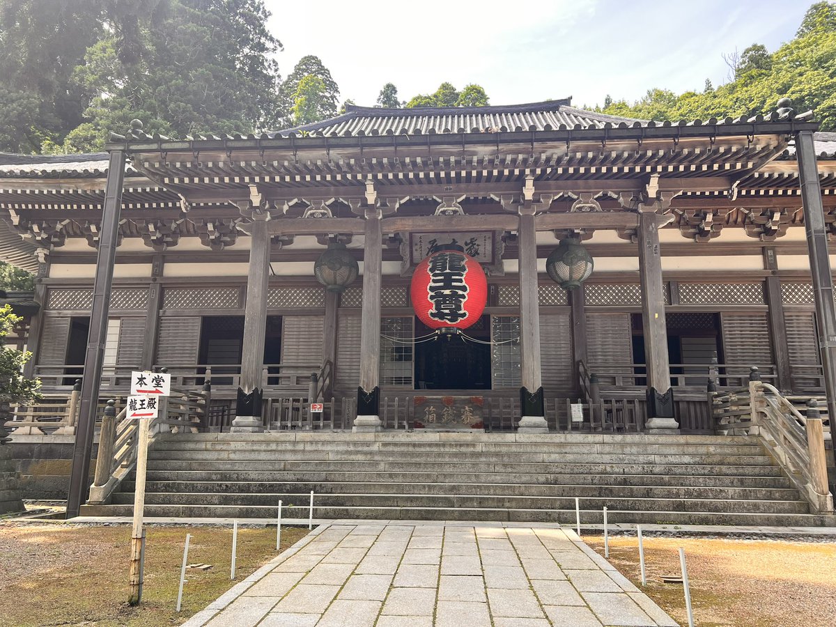 dragonriver_ak's tweet photo. 鳥海山下山後に善寶寺参拝
金色に輝く人面魚 https://t.co/EBs9xkYJck