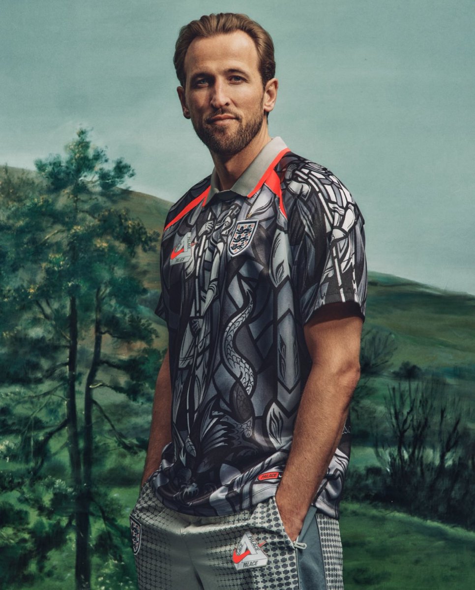 Sneakerologue's tweet photo. Nike ils sont trop forts . Ils ont créé des collab avec les Fédérations qu’ils sponsorisent & ont réussi à mettre dans leurs pubs des stars qui ne sont pas signé chez eux 😂

Ousmane Dembélé (Adidas)
Harry Kane (Skechers)
Michael Olise (indépendant)
Bukayo Saka (New Balance)
Christian Pulisic (Puma)