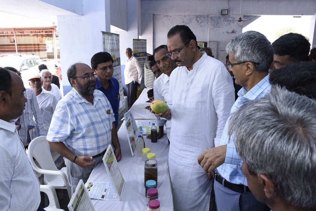 jitu_vaghani's tweet photo. “સ્વસ્થ જમીન, સમૃદ્ધ ખેડૂત અને સુરક્ષિત ભવિષ્ય તરફનું એક સશક્ત પગલું : ખેત બચાવો અભિયાન.”

ગાંધીનગર જિલ્લાના શેરથા ગામેથી ગુજરાતના કૃષિ ક્ષેત્રમાં એક નવી ક્રાંતિનો શંખનાદ કરતા રાજ્યવ્યાપી “ખેત બચાવો અભિયાન”નો ભવ્ય પ્રારંભ કરાવ્યો

આપણા માટે ખેતી માત્ર આજીવિકાનું સાધન નથી, પરંતુ આપણી સંસ્કૃતિ, આપણી ધરોહર અને આવનારી પેઢીના ઉજ્જવળ ભવિષ્યનો આધારસ્તંભ છે.

છેલ્લા કેટલાક વર્ષોમાં રાસાયણિક ખાતરોના વધતા અને અસમતોલ ઉપયોગને કારણે જમીનની ફળદ્રુપતા અને તંદુરસ્તી પર ગંભીર અસર થઈ રહી છે. જમીનનો કસ ઘટી રહ્યો છે, ત્યારે તેનું સંરક્ષણ કરવું અને પ્રાકૃતિક તથા વૈજ્ઞાનિક ખેતી પદ્ધતિઓ અપનાવવી એ સમયની માંગ બની છે.

“ખેત બચાવો અભિયાન” દ્વારા ખેડૂતોને સોઇલ હેલ્થ કાર્ડના આધારે સમતોલ ખાતર વ્યવસ્થાપન, નેનો યુરિયા, નેનો ડીએપી, બાયો ફર્ટિલાઇઝર્સ અને સેન્દ્રિય ખાતરોના ઉપયોગ અંગે જાગૃત કરવામાં આવશે. આ અભિગમ જમીનની ગુણવત્તા સુધારવાની સાથે ખેડૂતોનો ખર્ચ ઘટાડવામાં પણ મદદરૂપ બનશે.

આપણે સૌએ મળીને પ્રાકૃતિક ખેતીને જનઆંદોલન બનાવવું છે. કારણ કે જમીન સ્વસ્થ રહેશે તો ખેતી સમૃદ્ધ બનશે, ખેડૂત સશક્ત બનશે અને સમાજને સ્વસ્થ અન્ન પ્રાપ્ત થશે.

ચાલો, “ખેત બચાવો અભિયાન” સાથે જોડાઈને આપણી ધરતી માતાની તંદુરસ્તી જાળવવાનો અને આવનારી પેઢીને ઉપજાઉ તથા ફળદ્રુપ ધરતીનો અમૂલ્ય વારસો આપવાનો સંકલ્પ કરીએ.

ખેત બચાવો • ખેડૂત બચાવો • ભવિષ્ય બચાવો

જય જવાન ! જય કિસાન ! જય ગુજરાત !