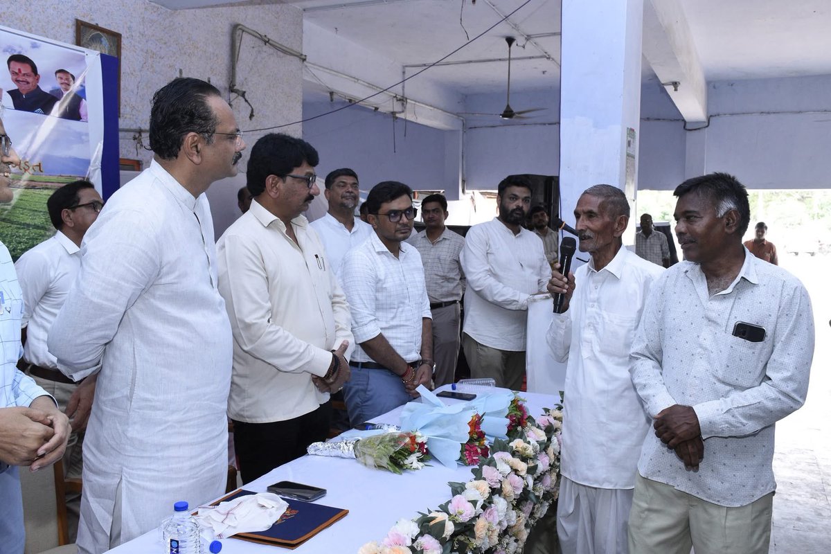 jitu_vaghani's tweet photo. “સ્વસ્થ જમીન, સમૃદ્ધ ખેડૂત અને સુરક્ષિત ભવિષ્ય તરફનું એક સશક્ત પગલું : ખેત બચાવો અભિયાન.”

ગાંધીનગર જિલ્લાના શેરથા ગામેથી ગુજરાતના કૃષિ ક્ષેત્રમાં એક નવી ક્રાંતિનો શંખનાદ કરતા રાજ્યવ્યાપી “ખેત બચાવો અભિયાન”નો ભવ્ય પ્રારંભ કરાવ્યો

આપણા માટે ખેતી માત્ર આજીવિકાનું સાધન નથી, પરંતુ આપણી સંસ્કૃતિ, આપણી ધરોહર અને આવનારી પેઢીના ઉજ્જવળ ભવિષ્યનો આધારસ્તંભ છે.

છેલ્લા કેટલાક વર્ષોમાં રાસાયણિક ખાતરોના વધતા અને અસમતોલ ઉપયોગને કારણે જમીનની ફળદ્રુપતા અને તંદુરસ્તી પર ગંભીર અસર થઈ રહી છે. જમીનનો કસ ઘટી રહ્યો છે, ત્યારે તેનું સંરક્ષણ કરવું અને પ્રાકૃતિક તથા વૈજ્ઞાનિક ખેતી પદ્ધતિઓ અપનાવવી એ સમયની માંગ બની છે.

“ખેત બચાવો અભિયાન” દ્વારા ખેડૂતોને સોઇલ હેલ્થ કાર્ડના આધારે સમતોલ ખાતર વ્યવસ્થાપન, નેનો યુરિયા, નેનો ડીએપી, બાયો ફર્ટિલાઇઝર્સ અને સેન્દ્રિય ખાતરોના ઉપયોગ અંગે જાગૃત કરવામાં આવશે. આ અભિગમ જમીનની ગુણવત્તા સુધારવાની સાથે ખેડૂતોનો ખર્ચ ઘટાડવામાં પણ મદદરૂપ બનશે.

આપણે સૌએ મળીને પ્રાકૃતિક ખેતીને જનઆંદોલન બનાવવું છે. કારણ કે જમીન સ્વસ્થ રહેશે તો ખેતી સમૃદ્ધ બનશે, ખેડૂત સશક્ત બનશે અને સમાજને સ્વસ્થ અન્ન પ્રાપ્ત થશે.

ચાલો, “ખેત બચાવો અભિયાન” સાથે જોડાઈને આપણી ધરતી માતાની તંદુરસ્તી જાળવવાનો અને આવનારી પેઢીને ઉપજાઉ તથા ફળદ્રુપ ધરતીનો અમૂલ્ય વારસો આપવાનો સંકલ્પ કરીએ.

ખેત બચાવો • ખેડૂત બચાવો • ભવિષ્ય બચાવો

જય જવાન ! જય કિસાન ! જય ગુજરાત !