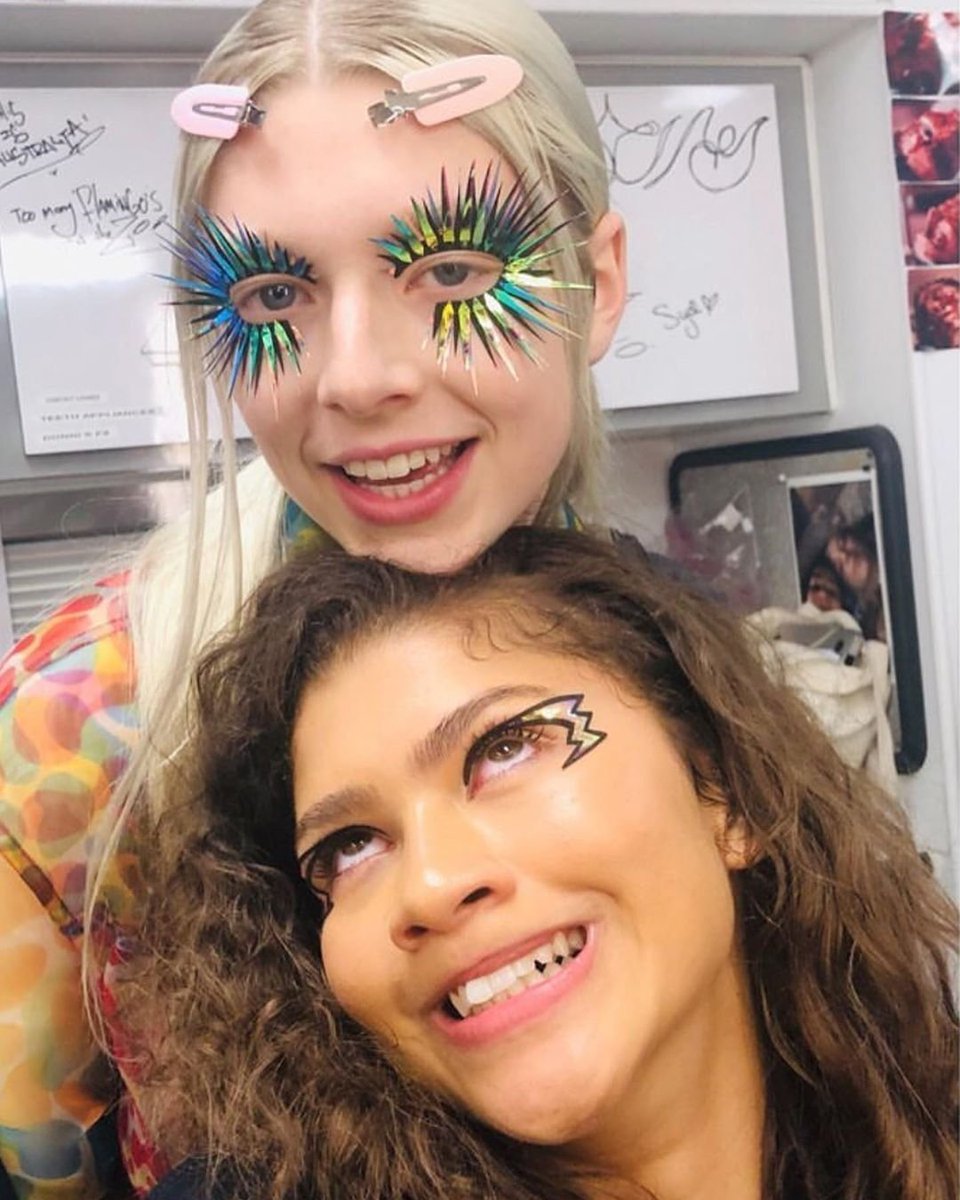 tracklist's tweet photo. Hunter Schafer comentou sobre trabalhar com Zendaya, em "Euphoria":

“Me sinto muito sortuda por minha primeira grande parceira de cena ter se tornado uma alma gêmea. A Z é alguém com quem vou continuar conversando quando estiver velha. Eu a amo demais.” https://t.co/eTuyz4Jt7Y