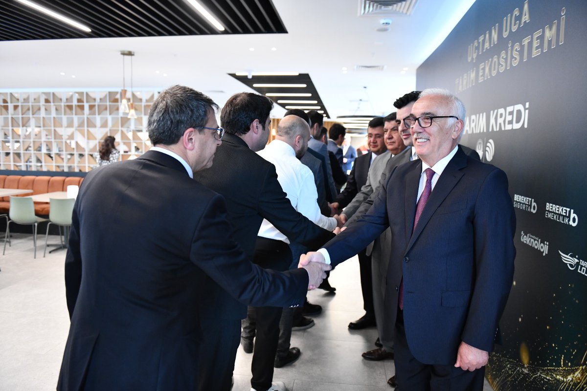 tarimkredi's tweet photo. Tarım Kredi’de Çifte Kutlama

Kurban Bayramı dolayısıyla düzenlenen geleneksel bayramlaşma töreni ile Merkez Birliğimizin kuruluşunun 49. yıl dönümü bir arada kutlandı.

Genel Müdürümüz Hüseyin Aydın, bu anlamlı buluşmada Tarım Kredi personeliyle bir araya gelerek çalışanlarımızın Kurban Bayramı’nı ve Merkez Birliğimizin kuruluş yıl dönümünü tebrik etti. Tarım Kredi ailesinin birlik ve beraberlik ruhuna vurgu yapan Aydın, tüm çalışanlara sağlık, huzur ve başarı dileklerini iletti.
