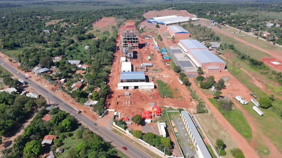 mathidenisq's tweet photo. 🇵🇾El material base de los chips de IA. De los paneles solares. Del iPhone. En 45 días Paraguay empieza a fabricarlo.

¿Exactamente?
El ferrosilicio.
El insumo que usan las acerías del mundo para fabricar el acero de los autos, las estructuras, la industria.
Y la puerta de entrada al negocio del silicio tecnológico.
REM Industries. Limpio, Paraguay.
USD 40 millones de inversión.
Julio 2026: enciende el horno.
El horno:
SAF (Submerged Arc Furnace).
30 metros de altura.
1.000°C de temperatura.
El CEO lo llama: "el Fórmula 1 de los hornos."
El más moderno del mundo.
En Paraguay.
Por qué Paraguay:
Energía = 50% del costo de producir ferrosilicio.
Paraguay: la energía más barata de la región.
Itaipú. 100% renovable. 100% limpia.
Brasil y Argentina: energía cara + fósiles.
El silicio paraguayo:
Extraído del canto rodado de los ríos.
Uno de los más puros del mundo.
Reconocido globalmente.
Los números:
45.000 toneladas/año.
USD 35 millones en ventas anuales.
200 empleos directos. 800 indirectos.
Potencia inicial: 40 MW.
Expansión prevista: 100 MW.
Tengamos en cuenta el contexto global:
China eliminó subsidios al silicio (abril 2026).
El precio mundial del silicio sube.
El mercado de semiconductores en 2026: USD 1 billón.
Paraguay empieza a producir justo ahora.
La apuesta real que pocos mencionan:
El ferrosilicio de hoy va a las acerías.
Pero la tecnología, el horno, la pureza del silicio paraguayo...
Son la puerta trasera hacia el polisilicio.
Silicio metálico al 99% de pureza.
El que sí va a los chips.
El que sí va a los paneles solares.
El que sí va al iPhone.
REM Industries ya lo tiene en su plan maestro.

Con el silicio más puro del mundo.
Con la energía más barata de LATAM.
Con el horno más moderno del planeta.
En Limpio, Paraguay.