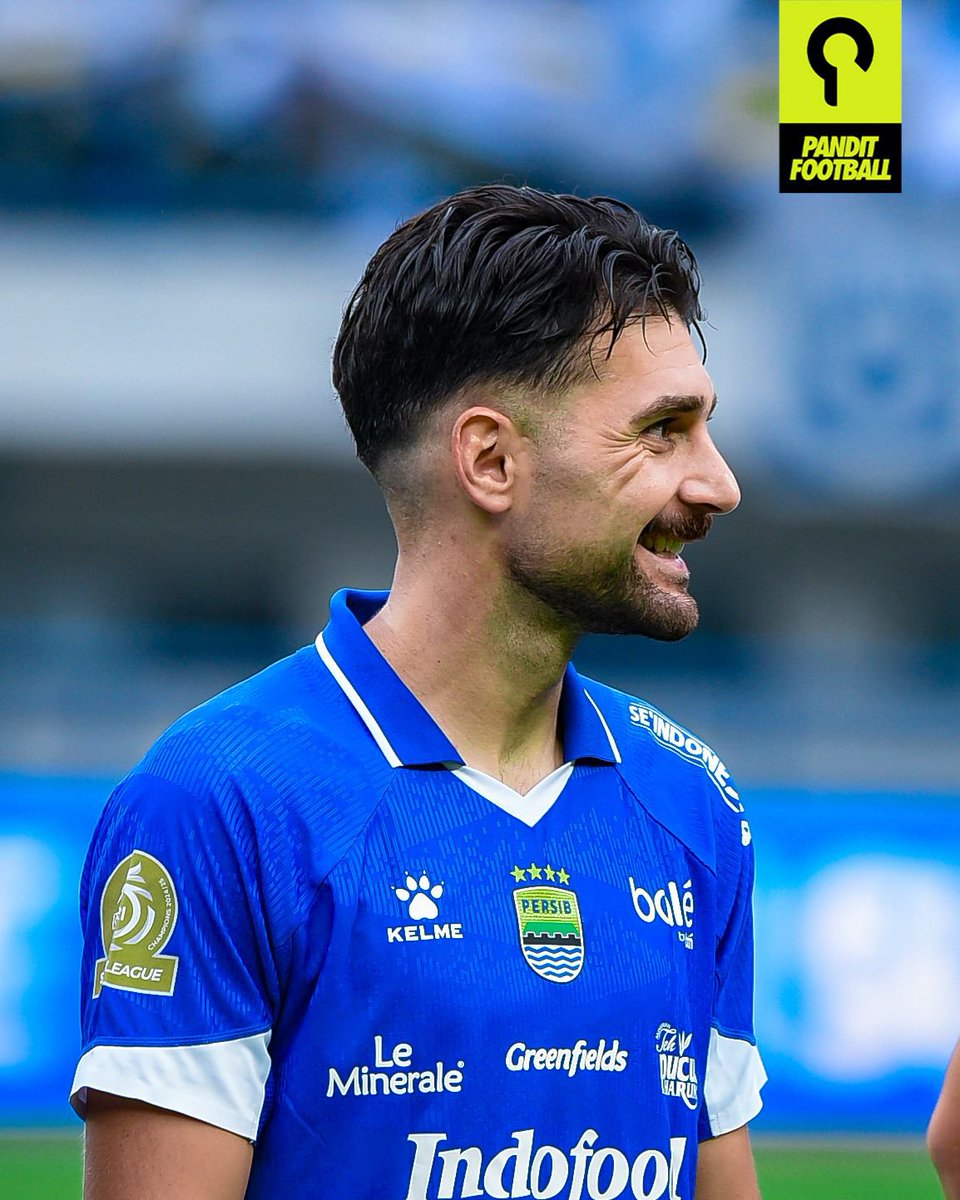 panditfootball's tweet photo. Bek Persib Bandung, Frans Putros, resmi mengukir sejarah sebagai pemain asing aktif pertama di Liga Indonesia yang berhasil menembus skuad Piala Dunia. Konsistensi performa Putros di lini belakang Maung Bandung sukses menjaga kualitasnya di level tertinggi hingga dipercaya mengawal Timnas Irak di Piala Dunia 2026.

Ketangguhan pemain berusia 32 tahun ini akan diuji saat Singa Mesopotamia menghadapi tim elite seperti Prancis, Norwegia, dan Senegal di babak grup. 

Bertemu teman-teman Layvin Kurzawa nih bang Putros 🙌