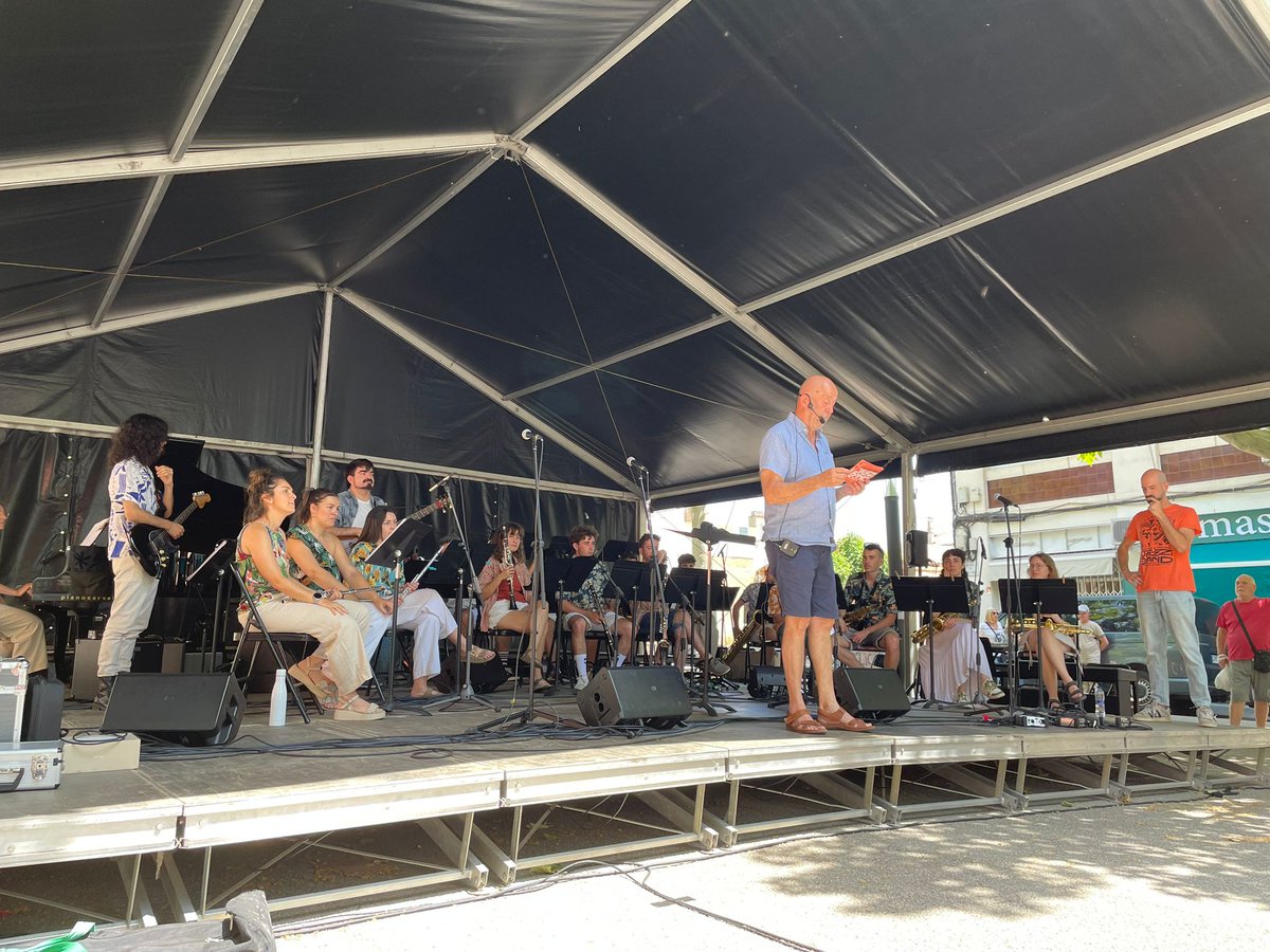 AjuntamentNavas's tweet photo. Aquest cap de setmana, Navàs ha vibrat al ritme del jazz amb la celebració del #FesteigalPasseigJazzBand Festival, una trobada que ha convertit el nostre municipi en un espai de convivència, aprenentatge i música compartida. @diba 

https://t.co/dtTmqWOrmn https://t.co/Zj8j7omdQp