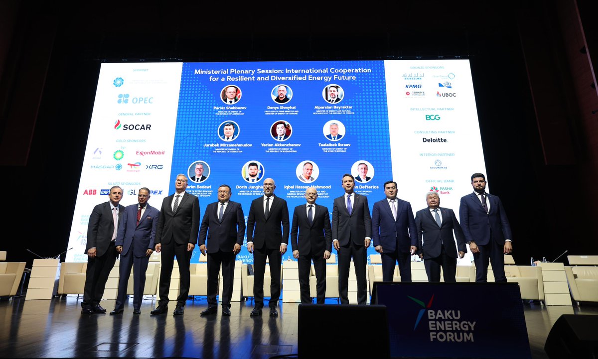 aBayraktar1's tweet photo. Bakü Enerji Haftası marjında düzenlenen, “Dirençli ve Çeşitlendirilmiş Bir Enerji Geleceği için Uluslararası İş Birliği” temasıyla gerçekleşen Bakanlar Oturumu’na katıldık.

Oturumda, küresel enerji piyasalarındaki sınamalara karşı çeşitlendirme ve bağlantısallığa ihtiyaç olduğuna yönelik 
değerlendirmelerimizi katılımcılarla paylaştık.

Enerji arz güvenliğinin ve sürdürülebilirliğin ancak güçlü bir uluslararası dayanışma, kaynak çeşitliliği ve ortak altyapı yatırımlarıyla sağlanabileceğinin altını çizdik. Küresel denklemin yeniden şekillendiği bu süreçte, bölgesel dayanıklılığı artırmak için ortak hareket etmenin önemini vurguladık.

Türkiye olarak, hem kendi enerjimizi güvence altına alacak adımları kararlılıkla atacak hem de bölgemizin ve Avrupa'nın enerji arz güvenliğine kilit düzeyde katkı sunan enerjide merkez ülke rolümüzü güçlendirmeye devam edeceğiz.