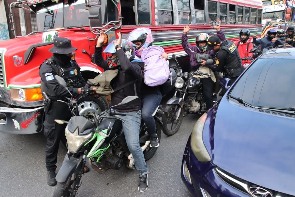 express_foto's tweet photo. #Guatemala 

La Policía Nacional Civil desarrollan el Plan Semáforo en la calzada Roosevelt y 14 avenida, zona 11, identificando a conductores de motocicletas y vehículos para prevenir robos y asaltos. 
PNCdeGuatemala https://t.co/DotZDL2yP0