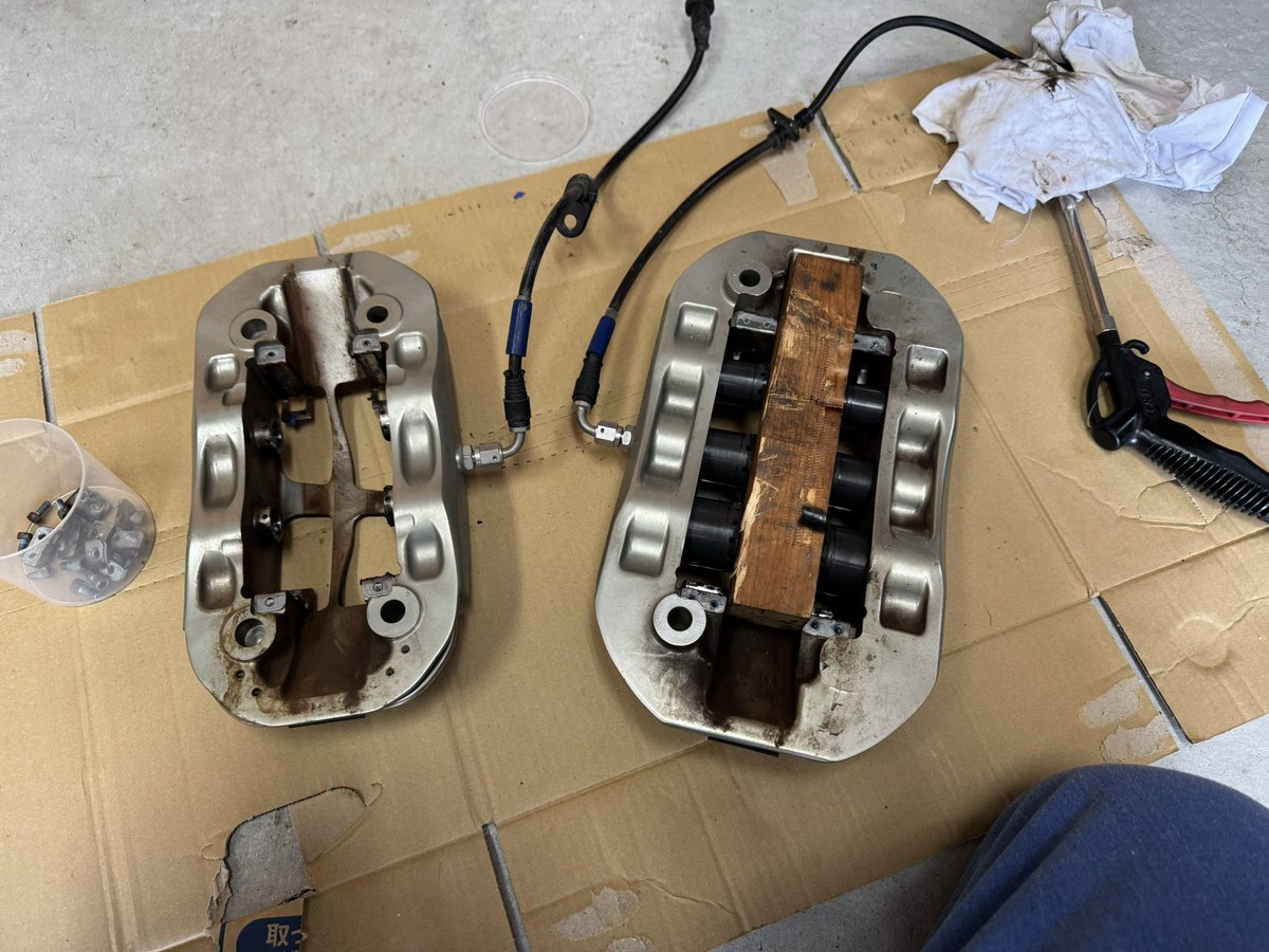 41bara's tweet photo. 私のはダストブーツレスですが　
 このメーカーのピストンとブーツキット良さそう ピストンに冷却用の穴空いてるしシリコンブーツだって（某E社も冷却用の穴有） 
でも走る人には焦げるか、、、だれか取り寄せてみて
https://t.co/pgYi6u5kbe https://t.co/xZq2nsYwXK