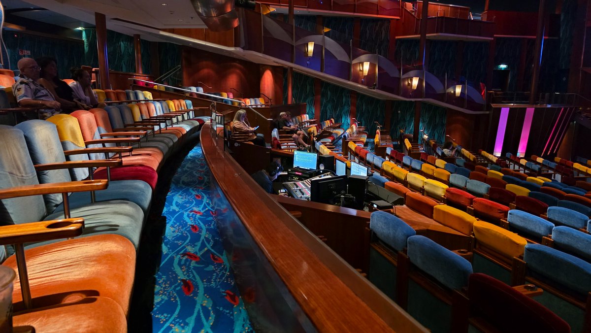 MarktotheFuture's tweet photo. Sitting on a cruise ship in the middle of the ocean waiting for a show when I spotted something. 

@elgato https://t.co/StvMCmS8Rf
