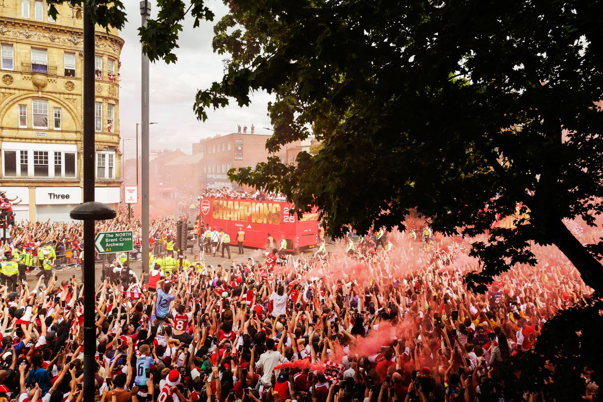 vsrsus's tweet photo. The Arsenal parade shut down the streets of North London. https://t.co/ErQCwNWPDC