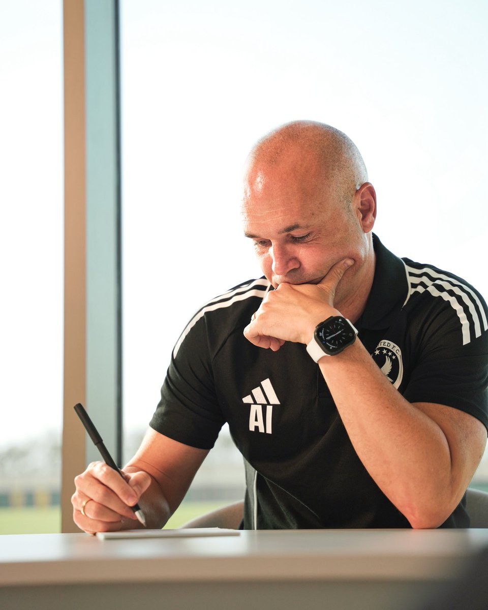 andresiniesta8's tweet photo. Muy contento de iniciar una nueva etapa en mi vida. Un paso importante para seguir formándome como técnico y aplicar la experiencia adquirida en un equipo profesional que apuesta por el talento joven. Muchas gracias @GulfUnitedFC por esta oportunidad.  Ahora toca trabajar con total dedicación para conseguir los objetivos. Vamos Gulf!!! 🤍💙❤

Very happy to be starting a new chapter in my life. An important step in continuing my development as a coach and putting my experience into practice at a professional club that truly believes in young talent. Thank you very much @GulfUnitedFC for this opportunity. Now it's time to work with total dedication to achieve our goals. Vamos Gulf!!! 🤍💙❤️

سعيد جداً ببدء فصل جديد في حياتي. إنها خطوة مهمة لمواصلة تطوري كمدرب وتطبيق خبرتي عملياً في نادٍ محترف يؤمن حقاً بالمواهب الشابة. شكراً جزيلاً لـ @GulfUnitedFC على هذه الفرصة. الآن حان وقت العمل بكل تفانٍ والتزام لتحقيق أهدافنا.
فاموس يا جلف يونايتد! 🤍💙❤️