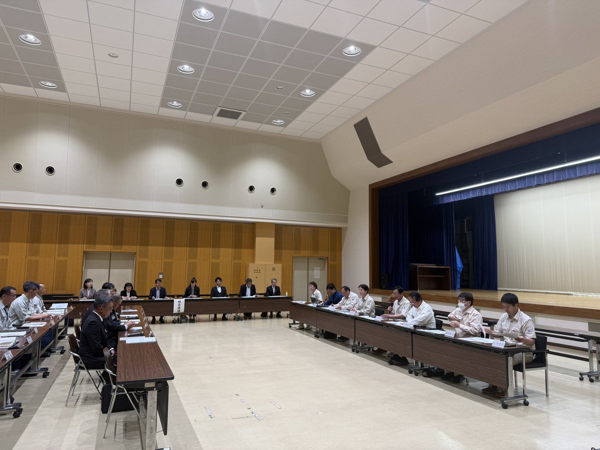aoki1230's tweet photo. 【農政林務委員会 現地調査報告 in 松本地域】
本日夕方からは、農政林務委員会の現地調査で松本地域を訪れ、JAまつもとハイランド、JAあづみ、松本広域森林組合、そして山形村、筑北村の皆様から、農林業の現場が直面する喫緊の課題について切実なご陳情をいただきました。
いただいたご意見は多岐にわたります。

生産コストの高騰: 肥料・飼料などの価格上昇が経営を圧迫している現状。

深刻化する鳥獣被害: サルやイノシシ、クマなどによる被害が拡大し、営農意欲の低下や耕作放棄地の一因となっている問題。

森林整備の課題: 間伐予算の不足や、猛威を振るう松くい虫被害への対策。

担い手不足と高齢化: 捕獲の担い手や農業者自身の高齢化という構造的な問題。

特に、山形村からは、特産品である長芋の生産に不可欠な「掘り取り機」を製造するメーカーが国内で最後の1社となり、その事業縮小によって部品供給や修理さえ困難になっているという、産地消滅にも繋がりかねない危機的状況について強い訴えがありました。

これらの問題は、個々の農家や地域の努力だけでは解決が困難な段階に来ています。一つ一つの課題の重みを痛感するとともに、県として迅速かつ実効性のある対策を講じる必要性を改めて強く認識しました。
皆様からお預かりした現場の声を、責任をもって県政の場に届け、議論を深め、持続可能な長野県の農林業を守り育てるため、全力で取り組んでまいります。
ご参加、ご説明いただいた皆様、誠にありがとうございました。

管内説明においては、里山辺の落石災害についても進捗報告を受けました。
