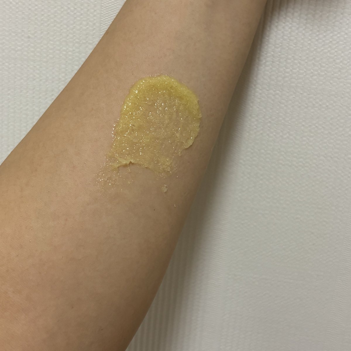 napizo_'s tweet photo. ローズマリー＆オレンジを使ってみた🍊🎀

とにかく香りが良い！じゃりじゃりスクラブも気持ちよくて、洗い上がりはすっきり爽快✨

夏は頭皮のニオイやベタつきが気になるから重宝しそう！

コスメキッチンでハローキティコラボ！パケも可愛くて気分が上がる♡

#アロマティカキティコラボ #gifting https://t.co/nmacbGbMWd