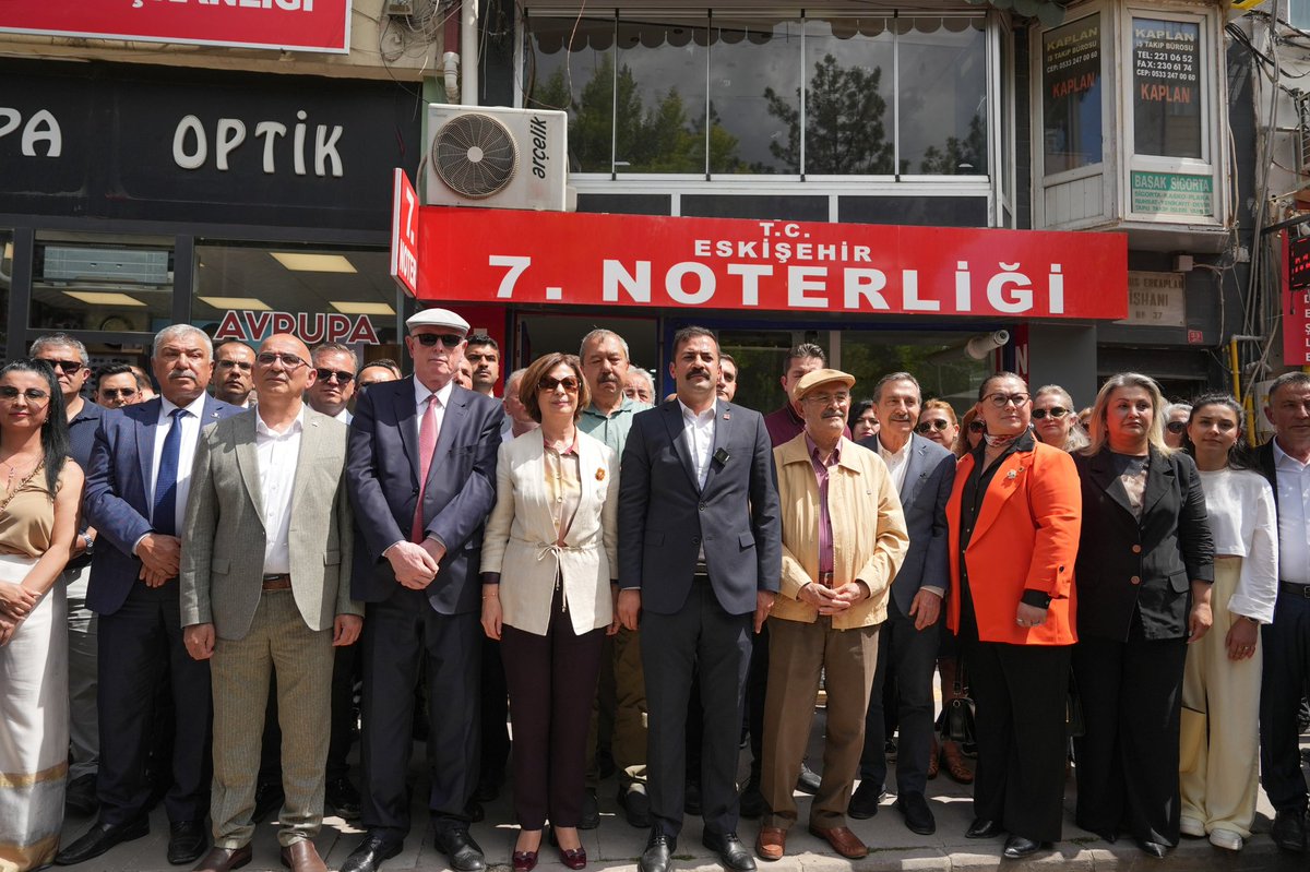 ayseunluce's tweet photo. Cumhuriyet Halk Partimizin 38. Olağan Kurultay delegelerinin, olağanüstü kurultay talebine ilişkin imza verdikleri basın açıklamasına katıldım.

Önceki dönem Büyükşehir Belediye Başkanımız Prof. Dr. Yılmaz Büyükerşen'in de aralarında bulunduğu delegelerimizin ortaya koyduğu iradeyi değerli buluyor, olağanüstü kurultayın en kısa sürede gerçekleştirilmesi yönündeki çağrıyı destekliyorum.