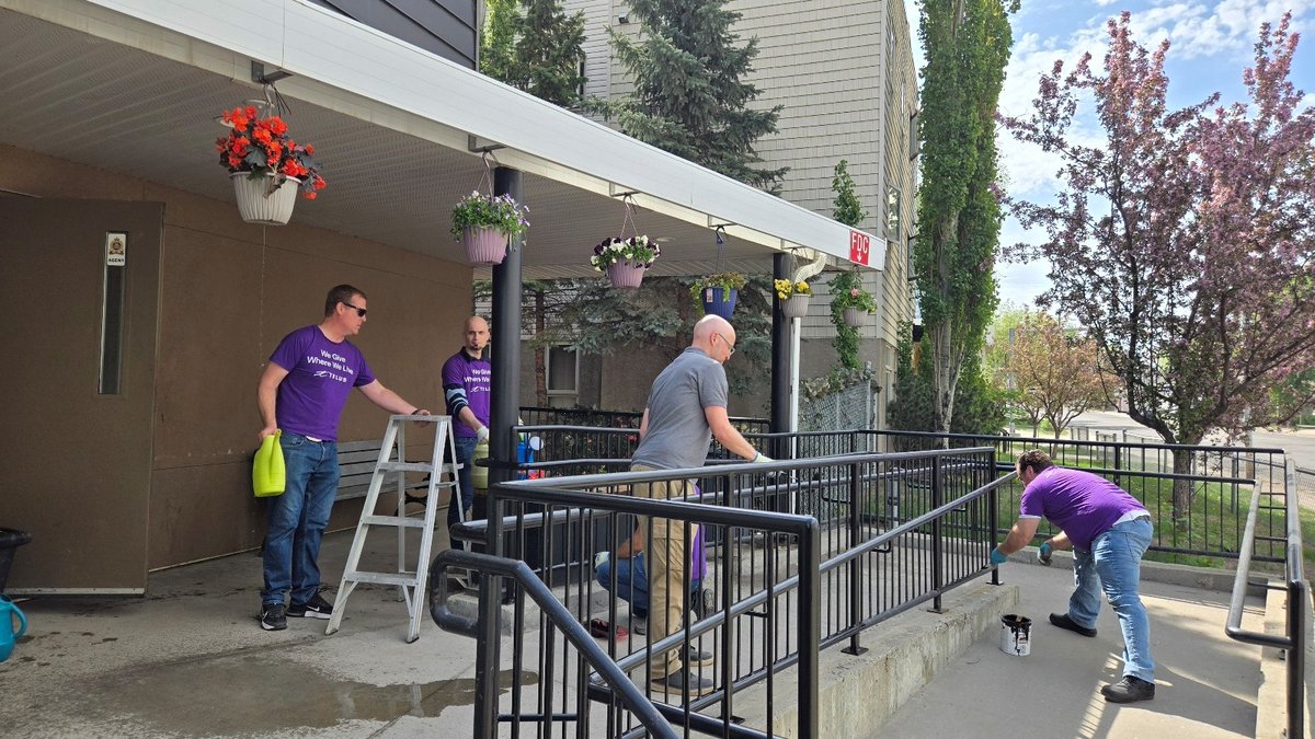 OFSS1969's tweet photo. Thank you to @TELUS for coming out and volunteering last week at Pioneer Place and Alliance Manor.  We were able to get a lot of projects done around the building including painting, planting our gardens and cleaning up the outside of our buildings.  #GiveWhereWeLive https://t.co/UyaHPPfVdt