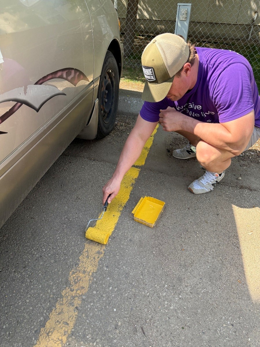 OFSS1969's tweet photo. Thank you to @TELUS for coming out and volunteering last week at Pioneer Place and Alliance Manor.  We were able to get a lot of projects done around the building including painting, planting our gardens and cleaning up the outside of our buildings.  #GiveWhereWeLive https://t.co/UyaHPPfVdt