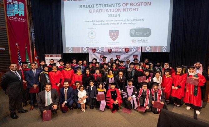 Reflect_AR's tweet photo. في مشهد يعكس أثر الاستثمار السعودي في الإنسان، احتفت جامعة هارفارد إلى جانب نخبة جامعات بوسطن بتخريج 70 طالبًا وطالبة سعوديين، في صورة تجسد حضور الكفاءات الوطنية في أعرق المؤسسات الأكاديمية العالمية.

المصدر | Arab News https://t.co/JpxBwTH8Tf