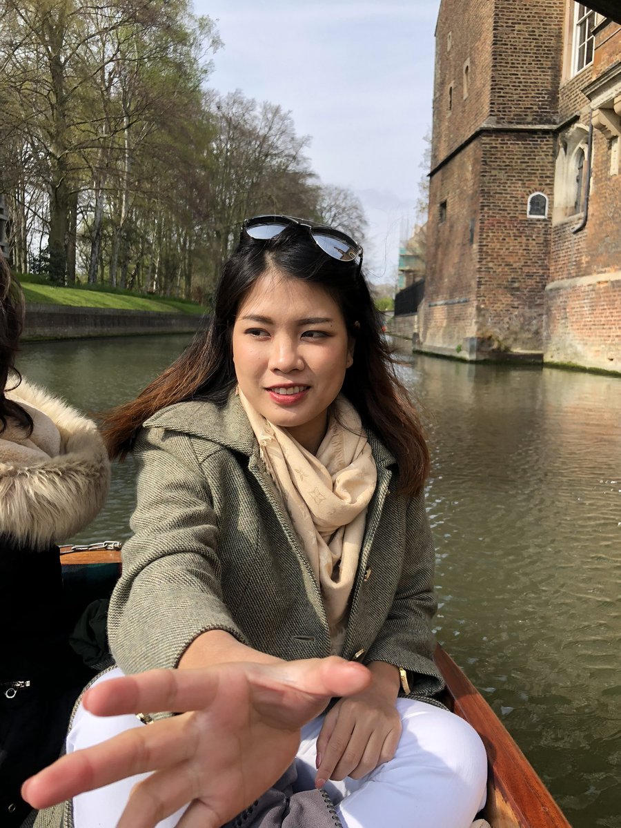 YippeeTweet's tweet photo. ว่างๆวันฟรีเดย์ ก็ไป Cambridge U สนุกมากกก หมายถึงนั่งมองวิวธรรมดาๆก็สวยแล้ว ไปดูต้นแอปเปิ้ลแห่งแรงโนมถ่วง... เซอร์ไอแซกนิวตัน 🍎 https://t.co/yrKjOxJrZv