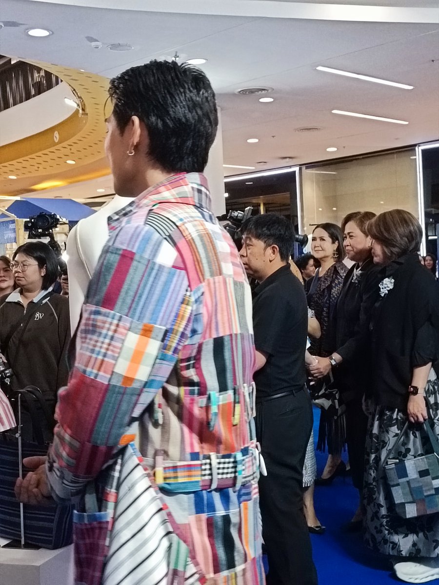 AirSrichaiwong2's tweet photo. ได้แต่มุมข้าง  

THE WALK OF WOVEN INDENTITIES X MEW

@MSuppasit
#กรมประชาสัมพันธ์ #SoftPowerFashion #FashionSeminar #แฟชั่นไทยสู่สากล #MewSuppasit https://t.co/eVEmPRJHSX