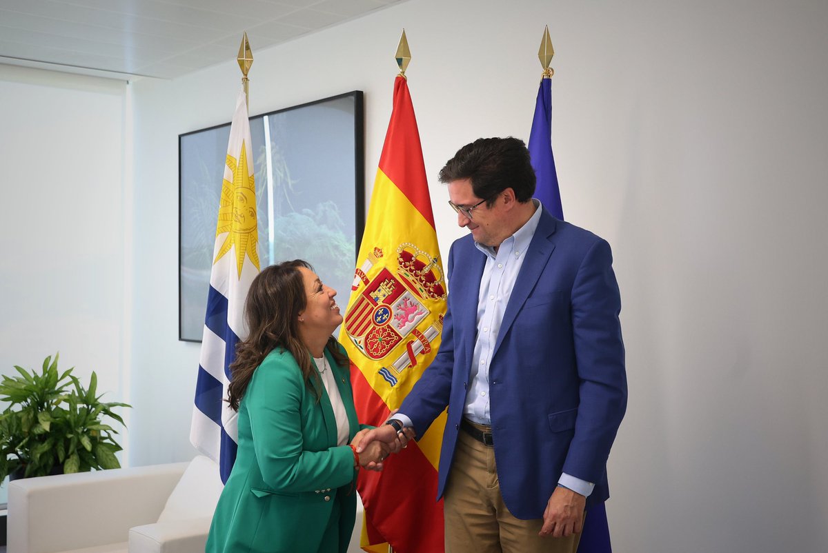 oscarlopeztwit's tweet photo. Con @FcardonaUy, ministra de Industria, Energía y Minería de Uruguay, compartimos la necesidad de impulsar una IA confiable que fomente la innovación y proteja derechos.

Será unos de los ejes del I Foro Digital Iberoamericano que tendrá lugar el 3 de noviembre en Madrid. https://t.co/EtJI9SnSxC