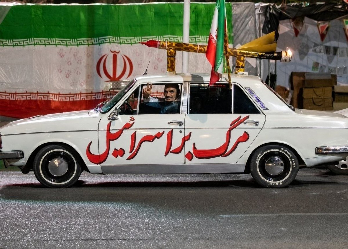zeinabm62's tweet photo. یک فریم از غیرت و وطن‌‌پرستی✌️ https://t.co/amzXE2g7D2
