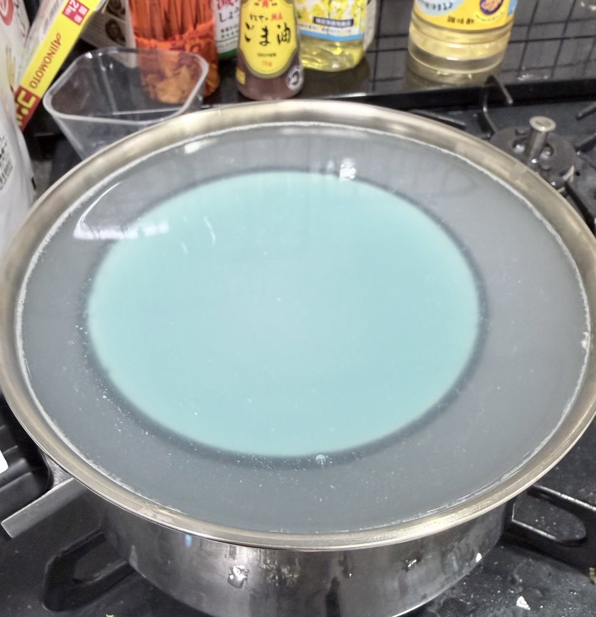 「先週買ったお茶碗の「目止め」を行った 目止めは水漏れや匂いの付着を防ぐため、米の」|高橋うもりのイラスト