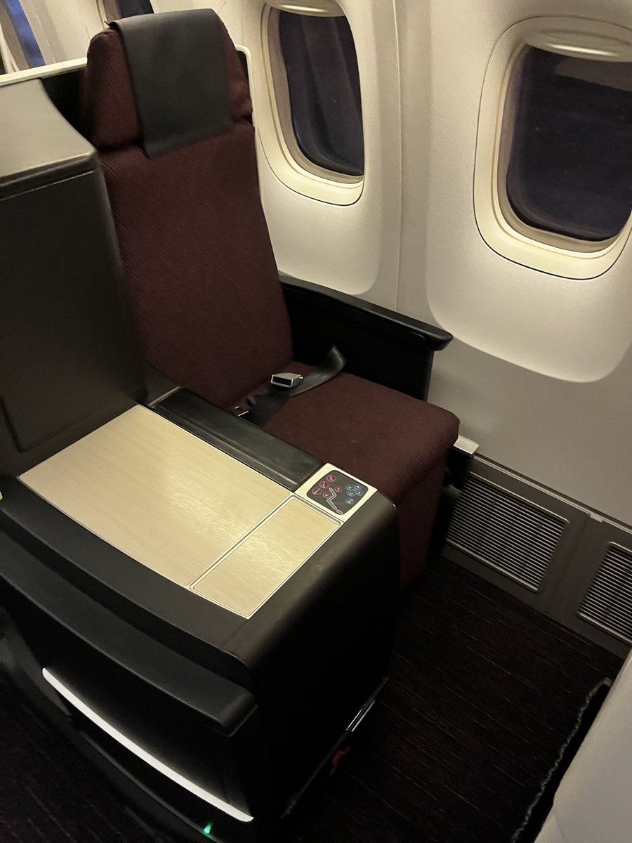 Hellotomo73's tweet photo. 帰りの飛行機、国際線機材入っててクラスJの座席これで素晴らしかった。 https://t.co/8SlInshubu