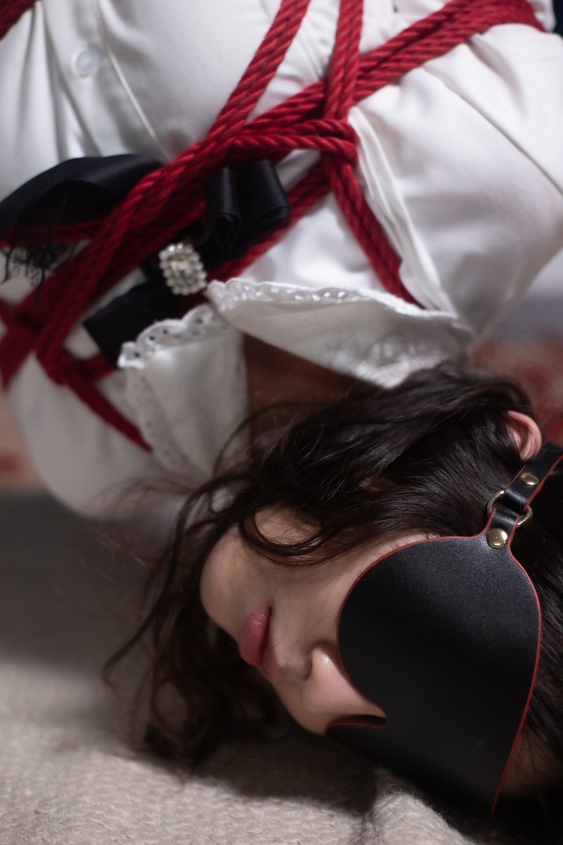 shibari_xia's tweet photo. 脸小小的，眼罩大大的。
​​​​​​🏠：丝木堂 @TangMu28071
📷：潇潇
​​💃🏻：KK @kiki2030293
🪢：自由的仁 @shibari_xia https://t.co/69tAXhtAbx